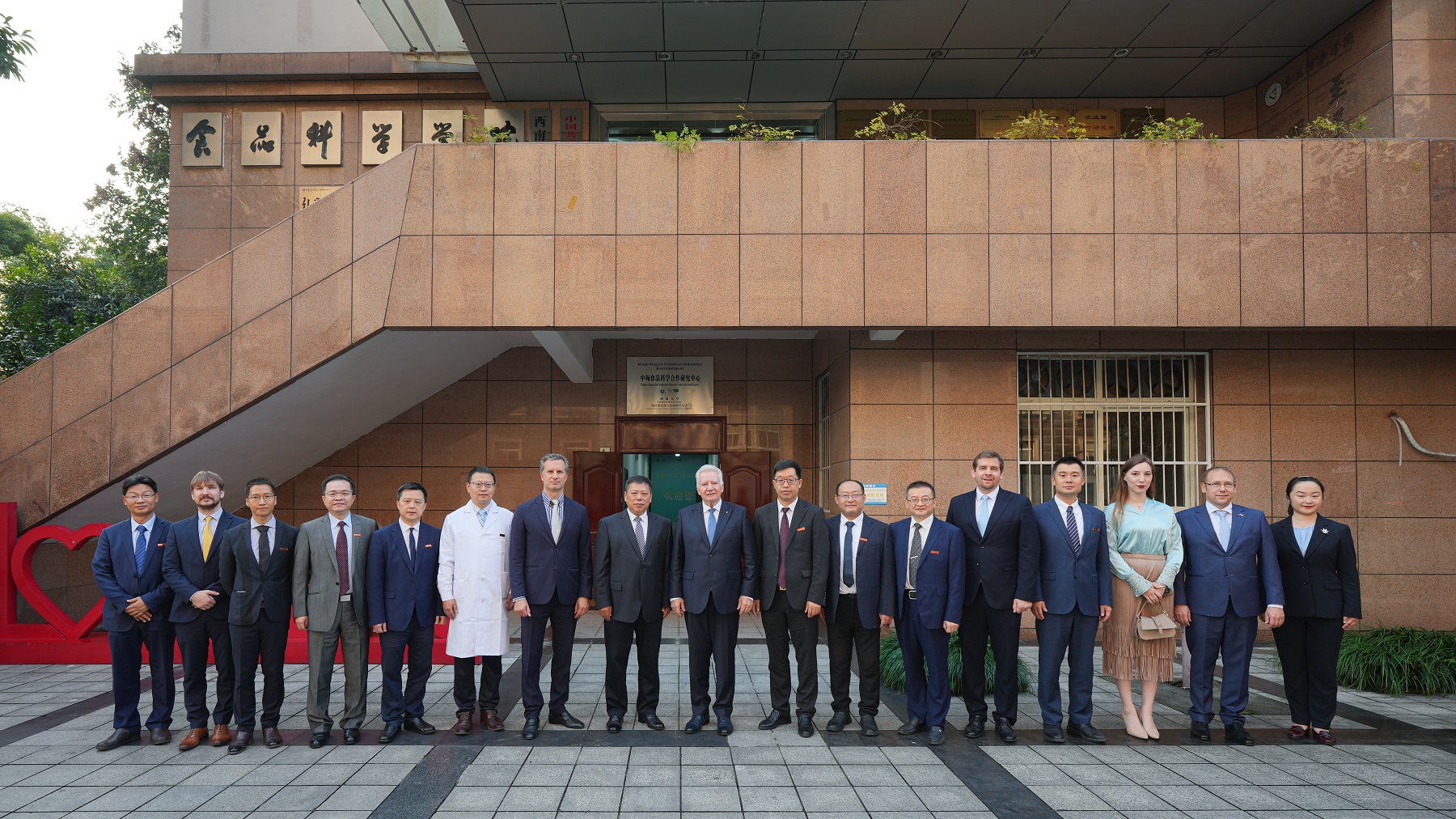 匈牙利国会副主席雅高布·伊什特万阁下率团访问学校.jpg